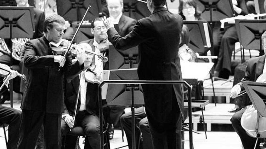 Zimmermann, ayer, durante su interpretación del primer concierto de Szymanowski con la OSPA, dirigida por Jayce Ogren.