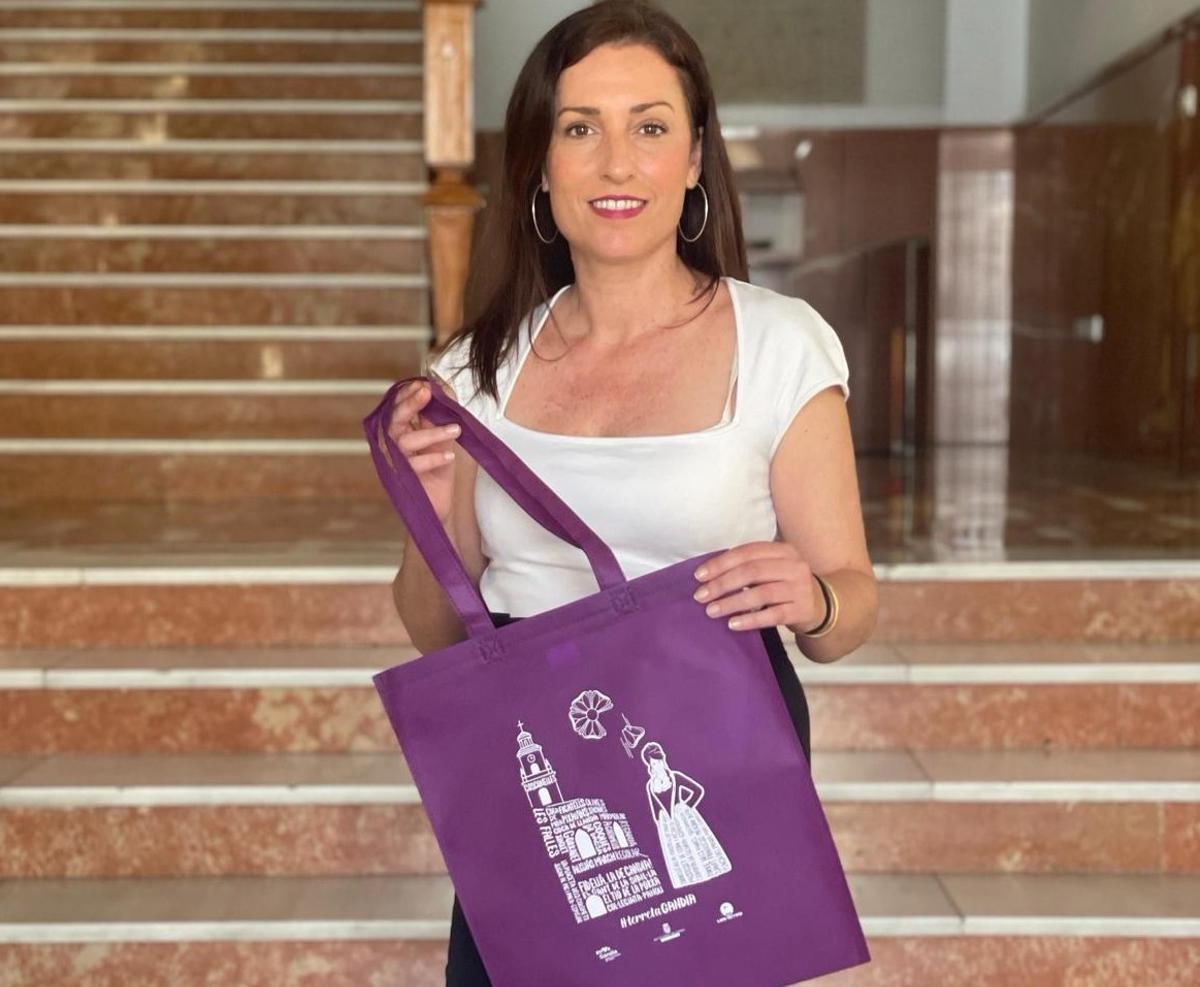 La concejala Esther Sapena con la bolsa.