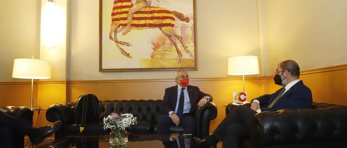El presidente del COE, Alejandro Blanco, y el presidente de Aragón, Javier Lambán, conversan en el Pignatelli bajo el 'San Jorge abanderado' de Natalio Bayo.