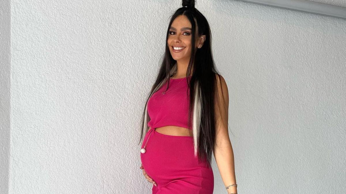 Cristina Pedroche, embarazada con un conjunto rosa posando para su Instagram.