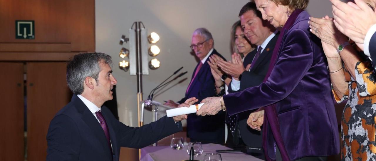 La reina Sofía entrega a Jesús Fernández el premio al Ecomuséu La Ponte, en el acto celebrado en el Museo Sefardí de Toledo. | Casa de S. M. el Rey