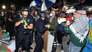 Máxima tensión en el campamento de manifestantes propalestinos de la UCLA