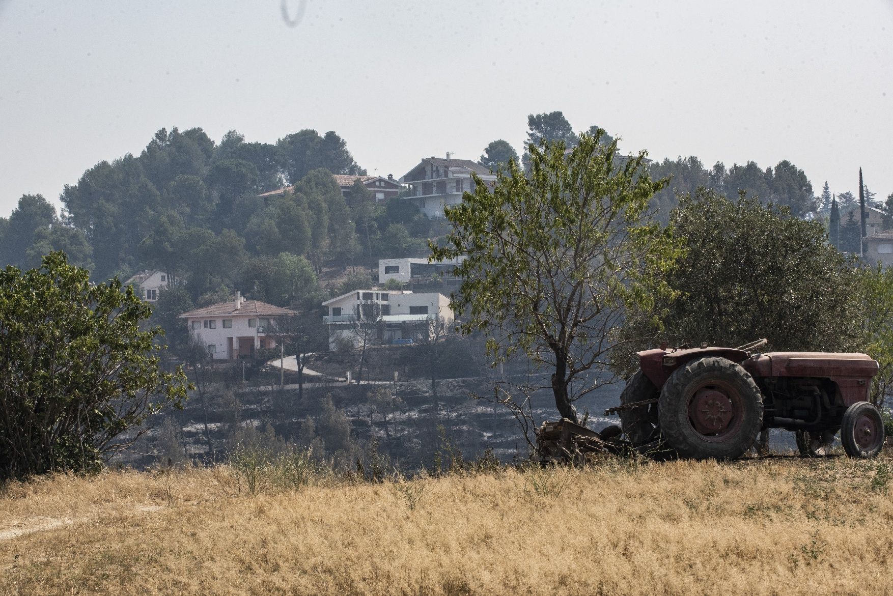 Afectació per l'incendi a la urbanització de les Brucardes