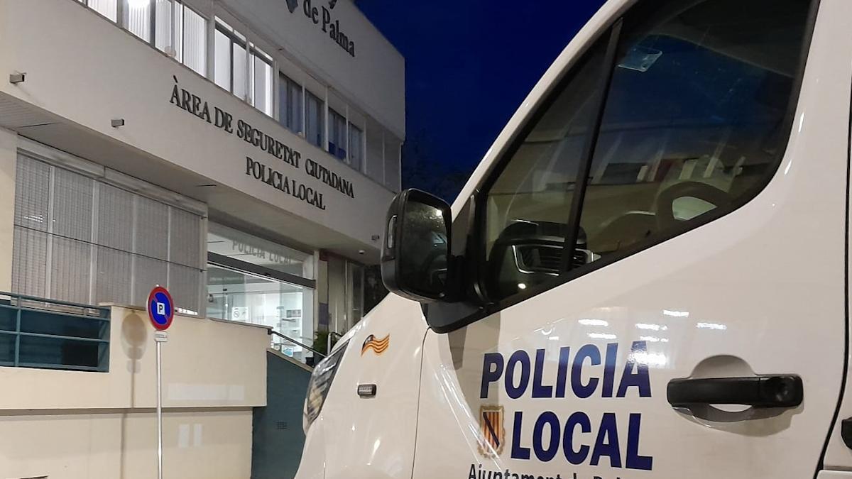 Un coche patrulla de la Policía Local de Palma ante el Cuartel de Sant Ferran.