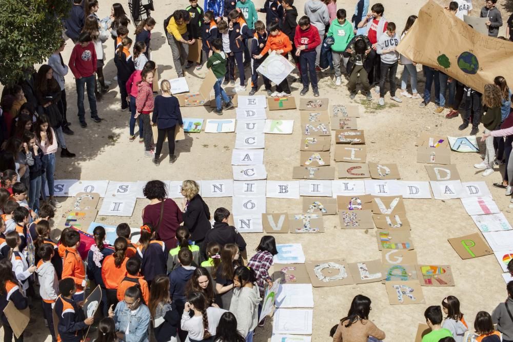 'Scrabble humano' en València por el derecho a la educación y el medio ambiente