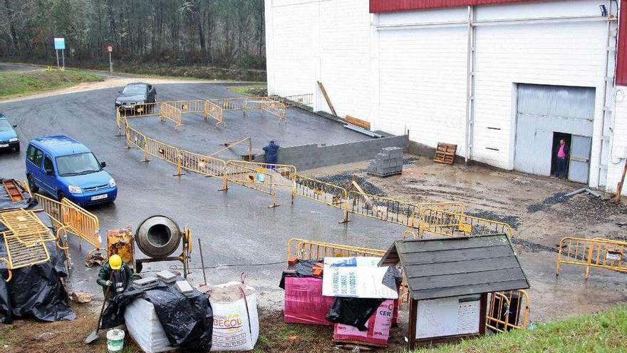 La nueva cafetería estará pegada a la parte delantera del antiguo frontón municipal. // Bernabé