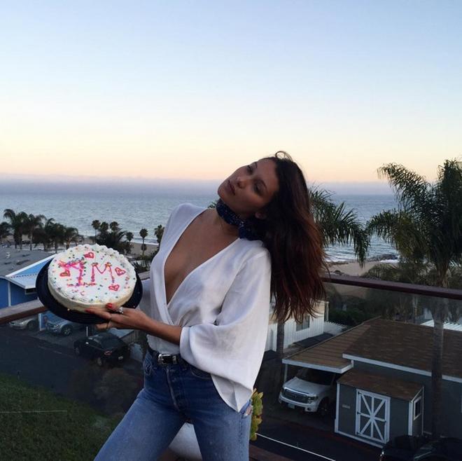 Bella Hadid celebra sus seguidores en Instagram
