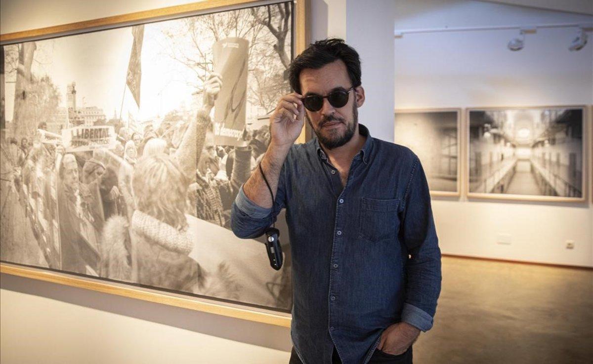 El fotógrafo Samuel Aranda, junto a su obra en la exposición ’Territori’.