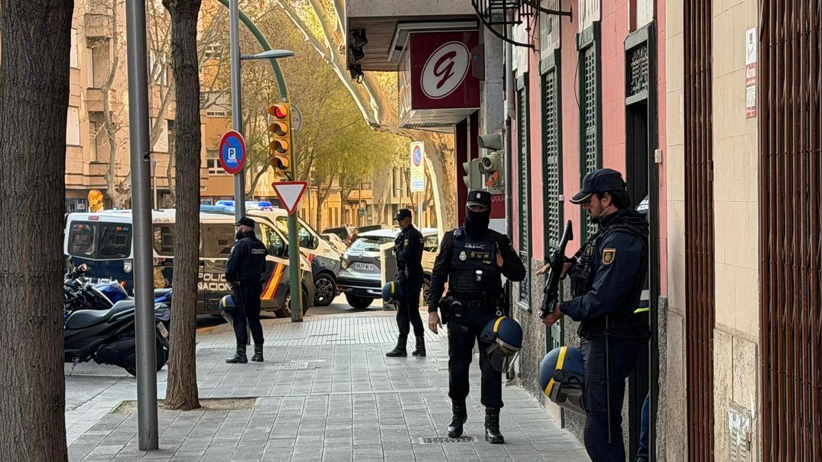 La Policía Nacional se despliega en un operativo en Palma a principios de este año.