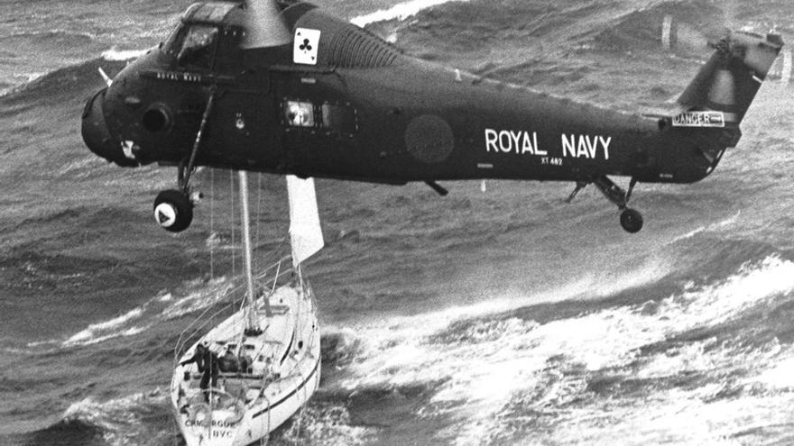 Un helicoptero de royal navy acude al rescate de un velero