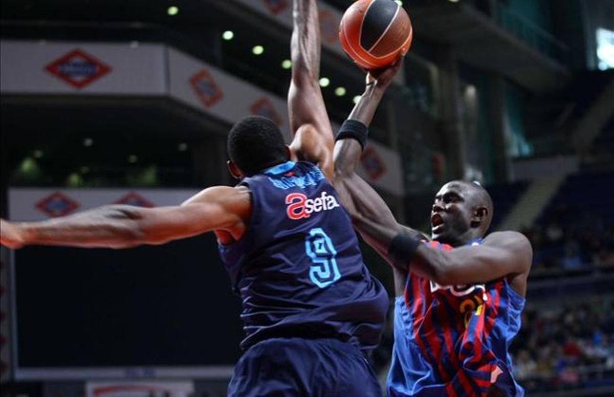 Simmons, de l’Estudiantes, disputa la pilota a Ndong, del Regal Barça. Simmons, de l’Estudiantes, disputa la pilota a Ndong, del Regal Barça.