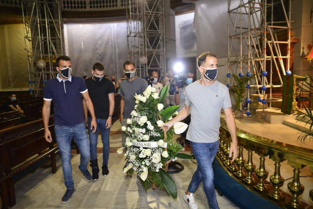 El FC Cartagena realiza una ofrenda a la Caridad