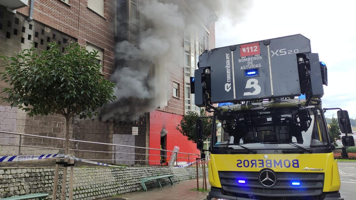 Alarma por un incendio en un almacén de una colchonería en Avilés