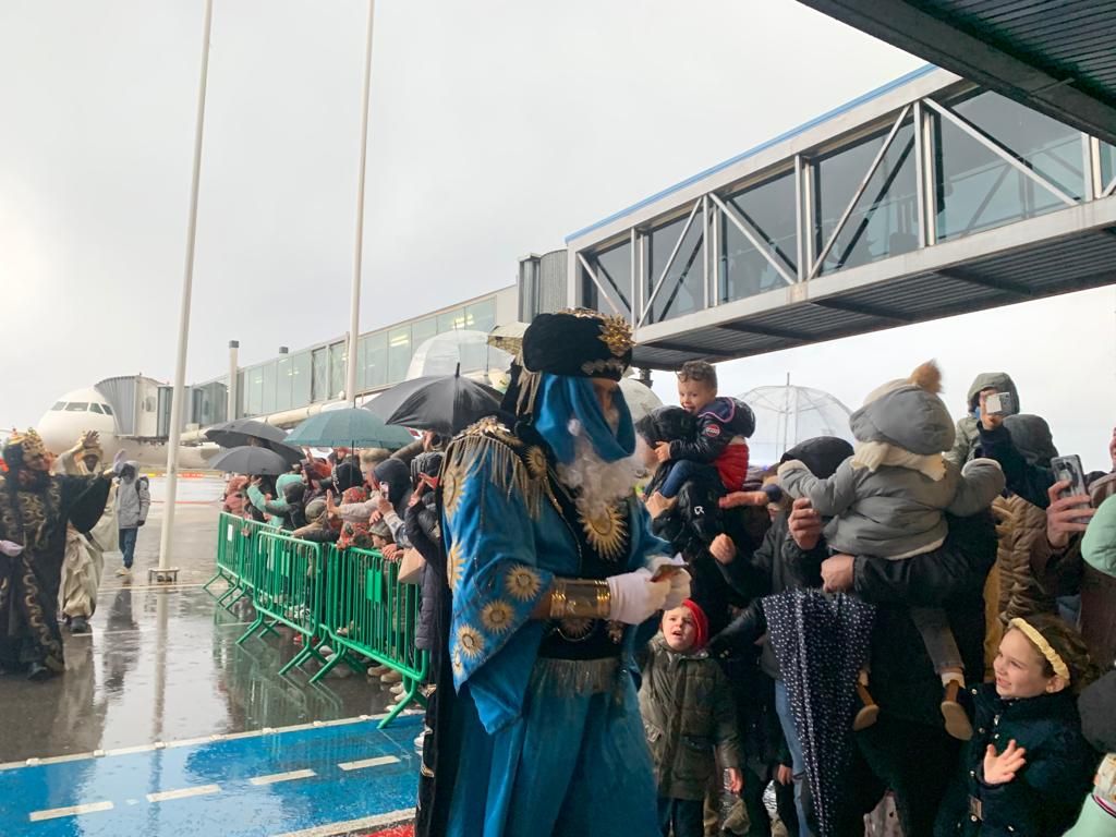 ÉN IMÁGENES: Los Reyes Magos de Oriente se pasearon por Luanco tas aterrizar en el aeropuerto