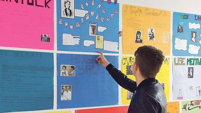 Un alumno de un centro concertado revisa un panel en su colegio.