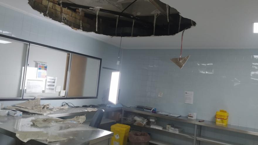 Se desprende el techo de una sala del Puerta del Mar: "Después de 50 años, el hospital ya no da para más"