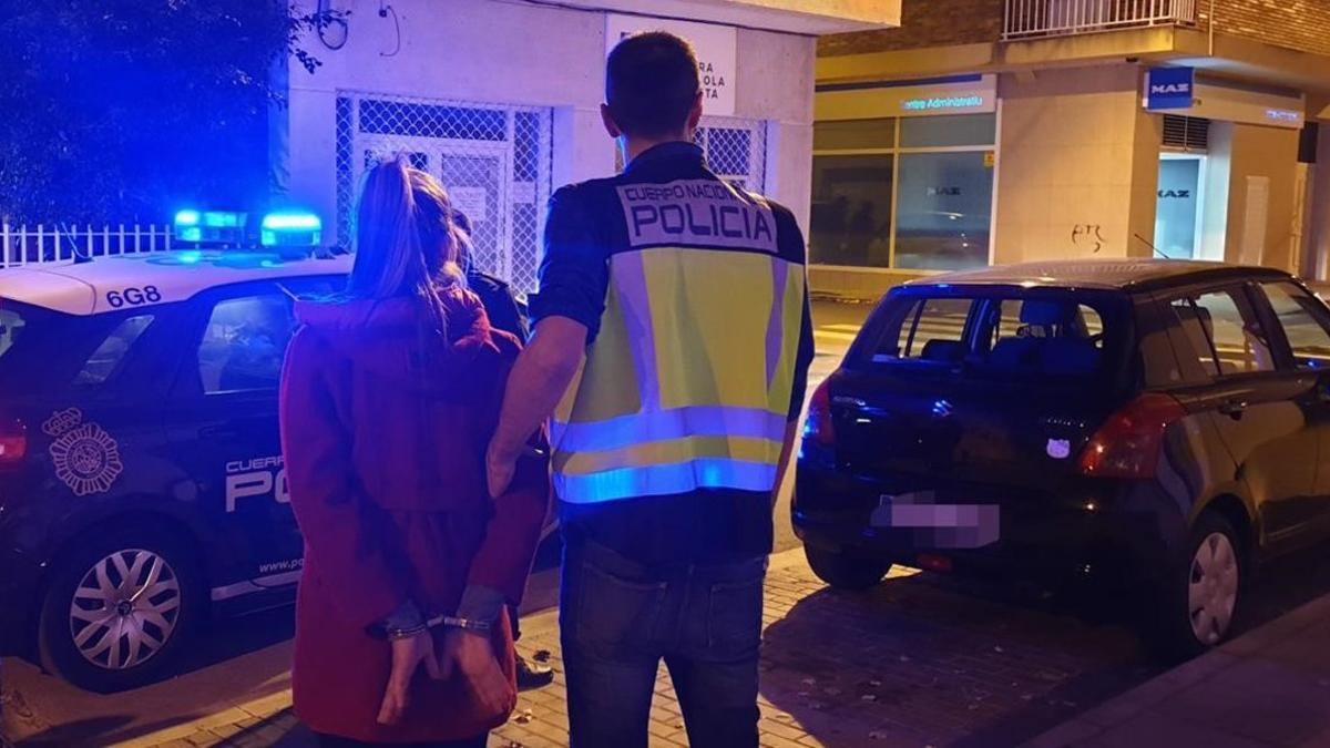 Una detenida en la operación policial contra la red de prostitución en Amposta.