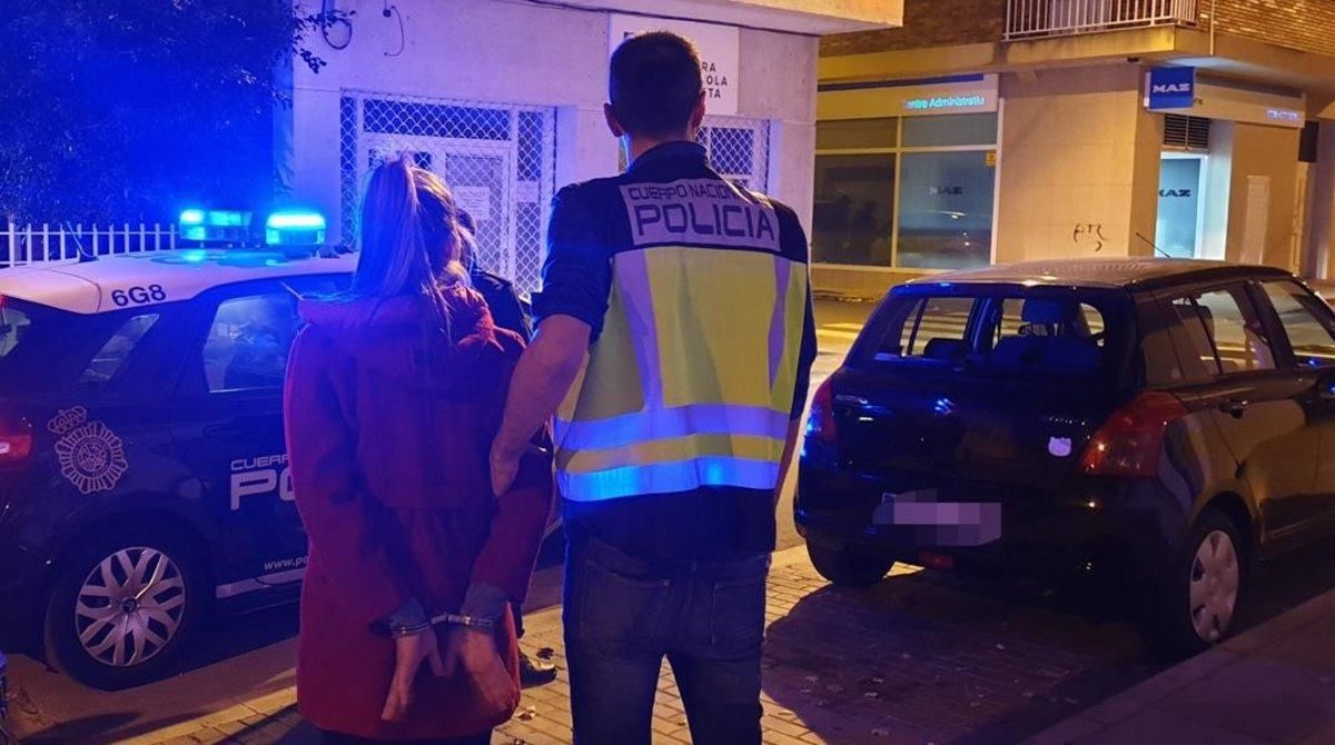 undefined52493422 pla obert d un agent amb una dona detinguda durant la desart200226152554 undefined52493422 pla obert d un agent amb una dona detinguda durant la desart200226152554