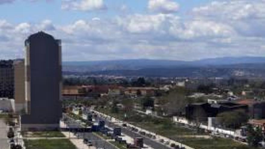 Tulell con el edificio Atarazanas, el más alto hoy en Alzira.