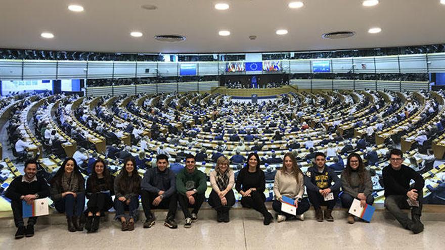 Alumnos de Derecho y Dirección de Empresas en una sesión de formación en el Parlamento Europeo.