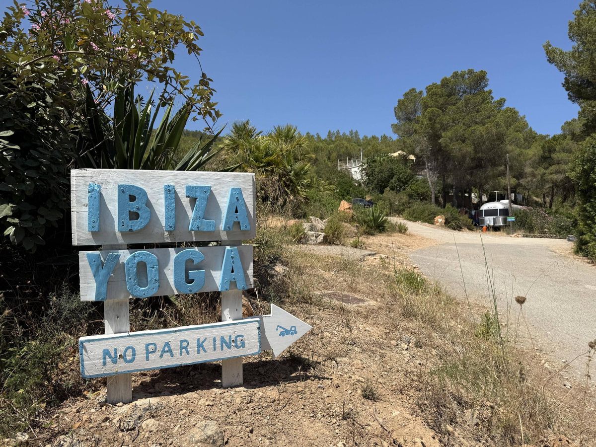 Entrada a la finca de Ibiza Yoga, situada en la falda de una colina de Benirràs.