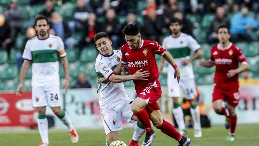 Aficionados del Zaragoza increpan a sus jugadores tras la derrota en Elche