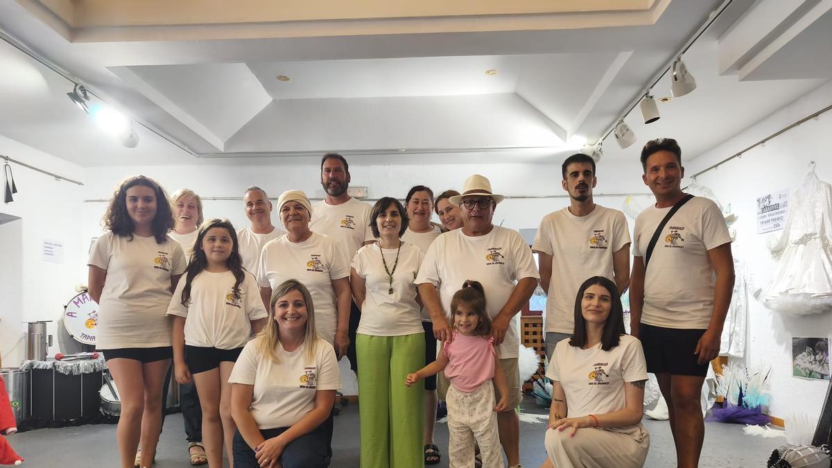 En imágenes: La charanga "A Marea" celebra su primera década en Tapia con una exposición de sus trajes