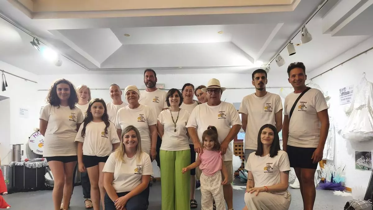 La feliz década de la charanga A Marea: los tapiegos celebran su aniversario con una exposición de trajes, una quedada de grupos y un coloquio