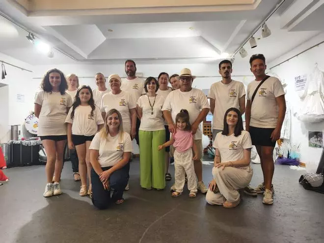 En imágenes: La charanga "A Marea" celebra su primera década en Tapia con una exposición de sus trajes
