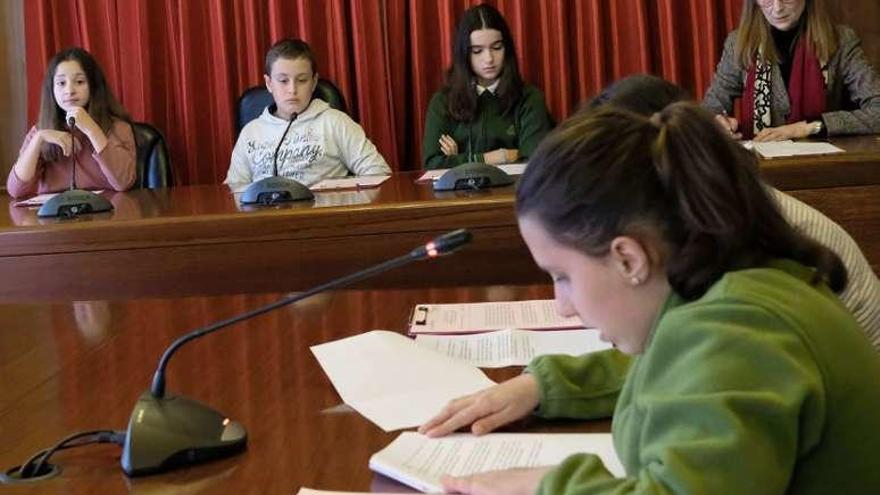 Los alumnos, en el salón de plenos del Ayuntamiento de Mieres.