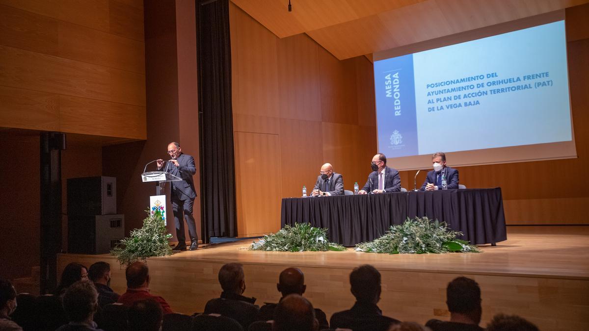 Rafael Almagro, concejal de Patrimonio y Hacienda, hizo de moderador de la mesa.