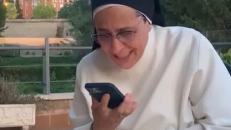 Sor Lucía parla amb l&#039;assistent de veu del seu mòbil