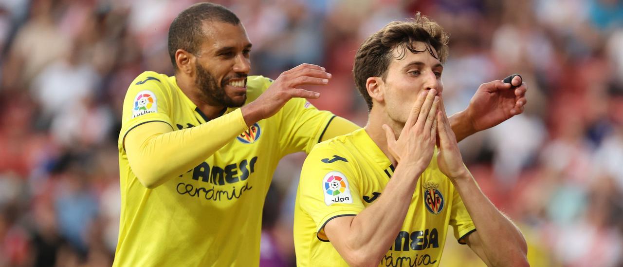 Pau Francisco Torres celebra su gol en Vallecas, con Capoue en su espalda.