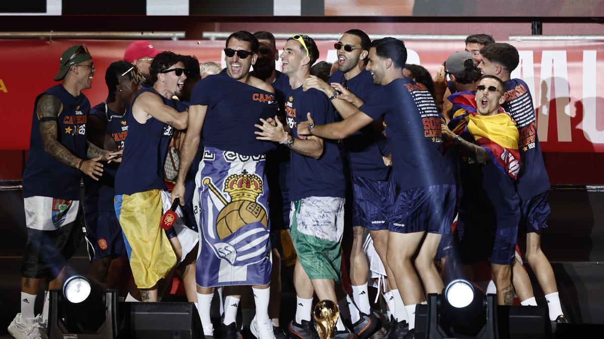 MADRID, 20/07/2026.- Los jugadores de la selección española, durante la celebración este lunes en la plaza de Cibeles de la conquista del Mundial 2026 por parte del combinado español. EFE/Sergio Pérez