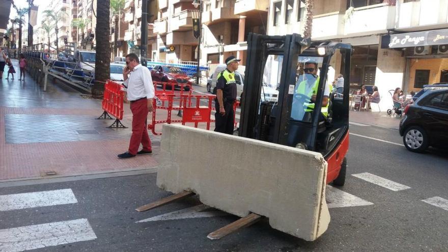 La Policía Local de Ontinyent traslada los bloques de hormigón que protegerán al municipio durante sus fiestas