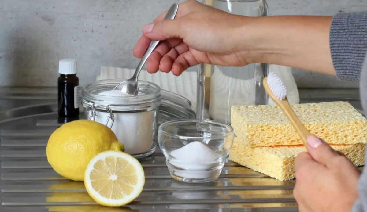 El limón es conocido por su capacidad para neutralizar olores desagradables.