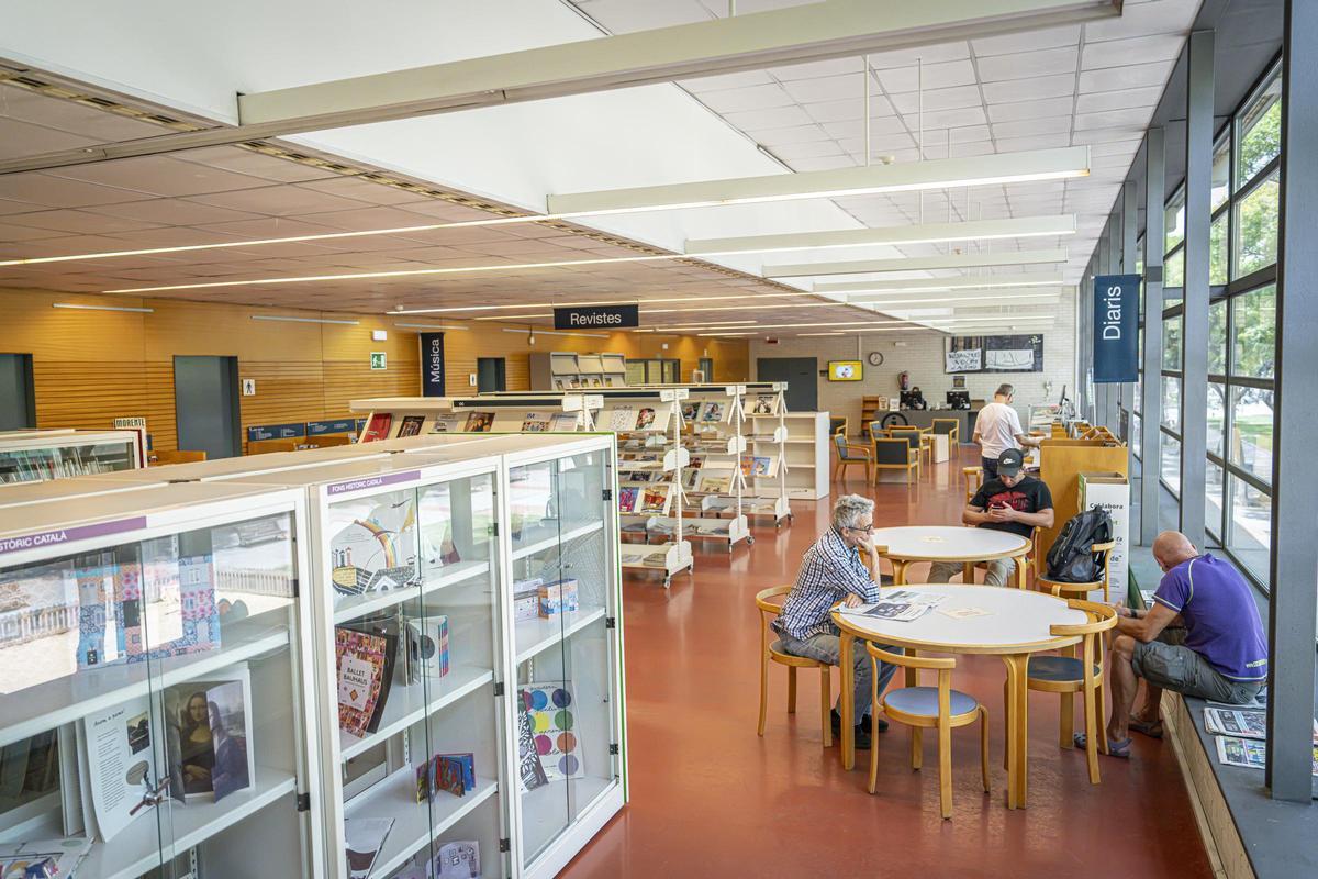Actual área de diarios y revistas en la Biblioteca Xavier Benguerel del barrio de la Vila Olímpica de Barcelona.