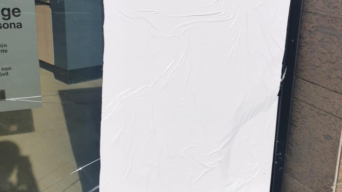 Imagen del escaparate fracturado por el ahora acusado