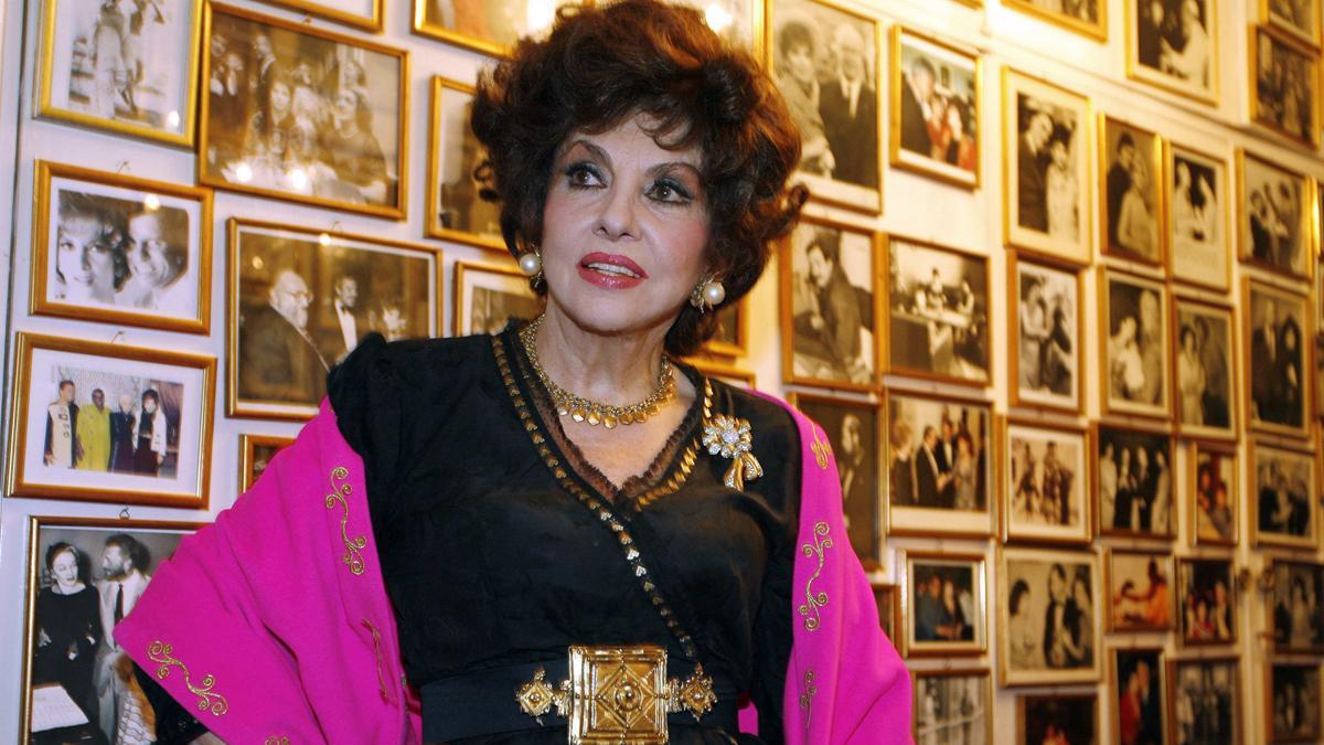 Gina Lollobrigida posa en un rincón lleno de fotografías, en su casa al sur de Roma, en diciembre del 2006.