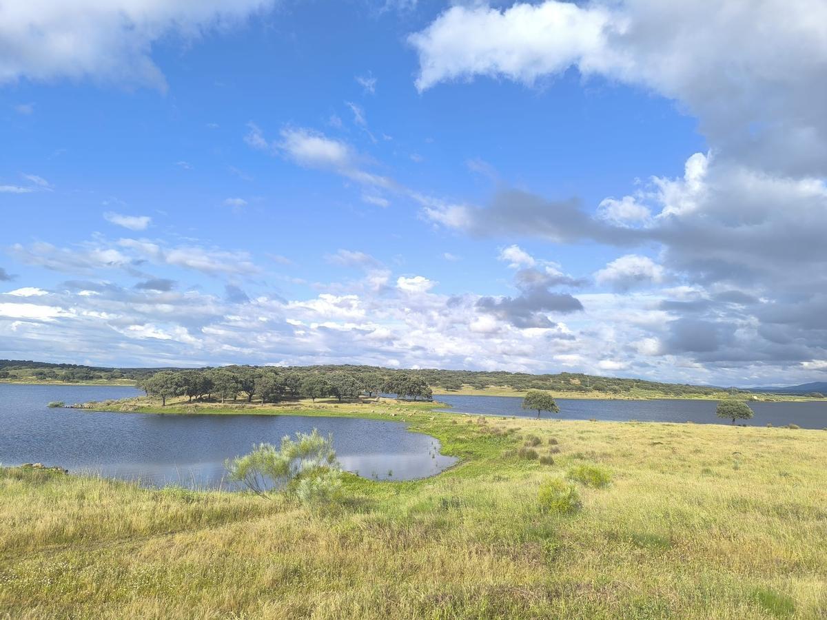 Entorno del embalse de Portaje, que se dotará de un nueco complejo turístico.