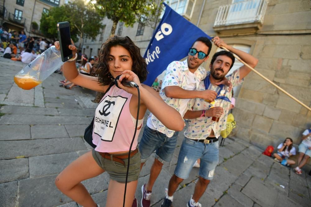 Cientos de jóvenes toman el centro histórico en la primera “noche de peñas” de 2017