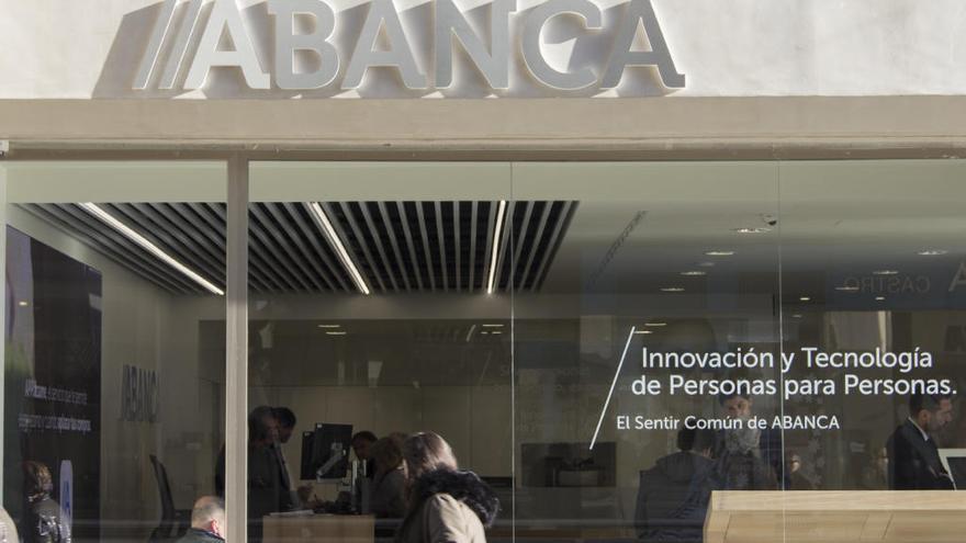 Una sucursal de Abanca en Galicia. // FdV