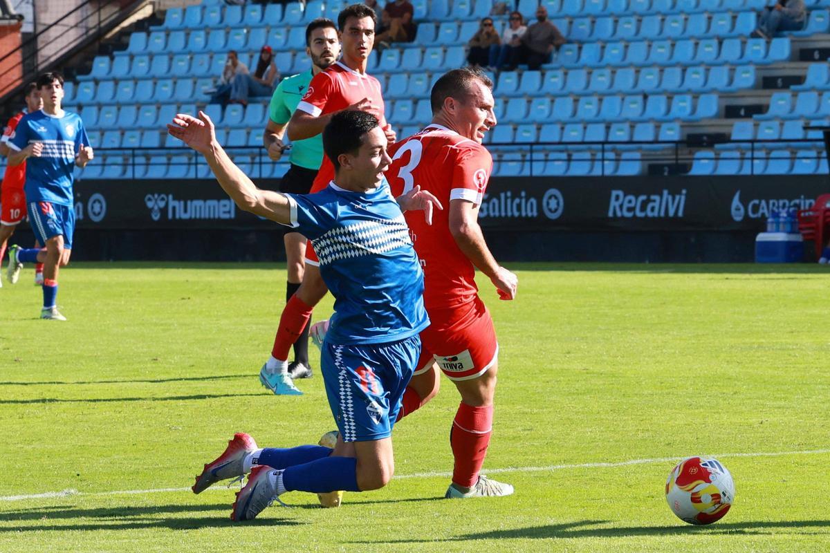 Barrios cae derribado por un contrario en el partido de la primera vuelta.