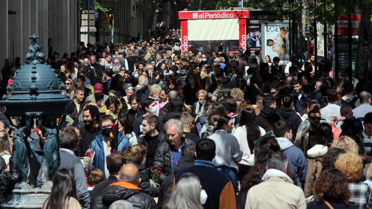 Barceloneses en el paseo de Gràcia, durante una de las últimas fiestas de Sant Jordi.