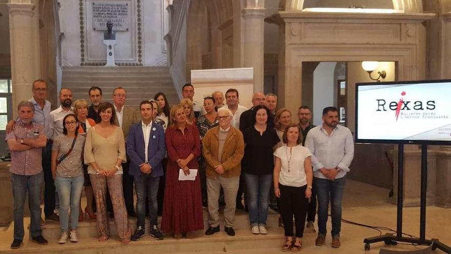 Montse Fajardo, Xosé Leal e Carmela Silva, onte, na presentación da mostra-homenaxe ás vítimas.