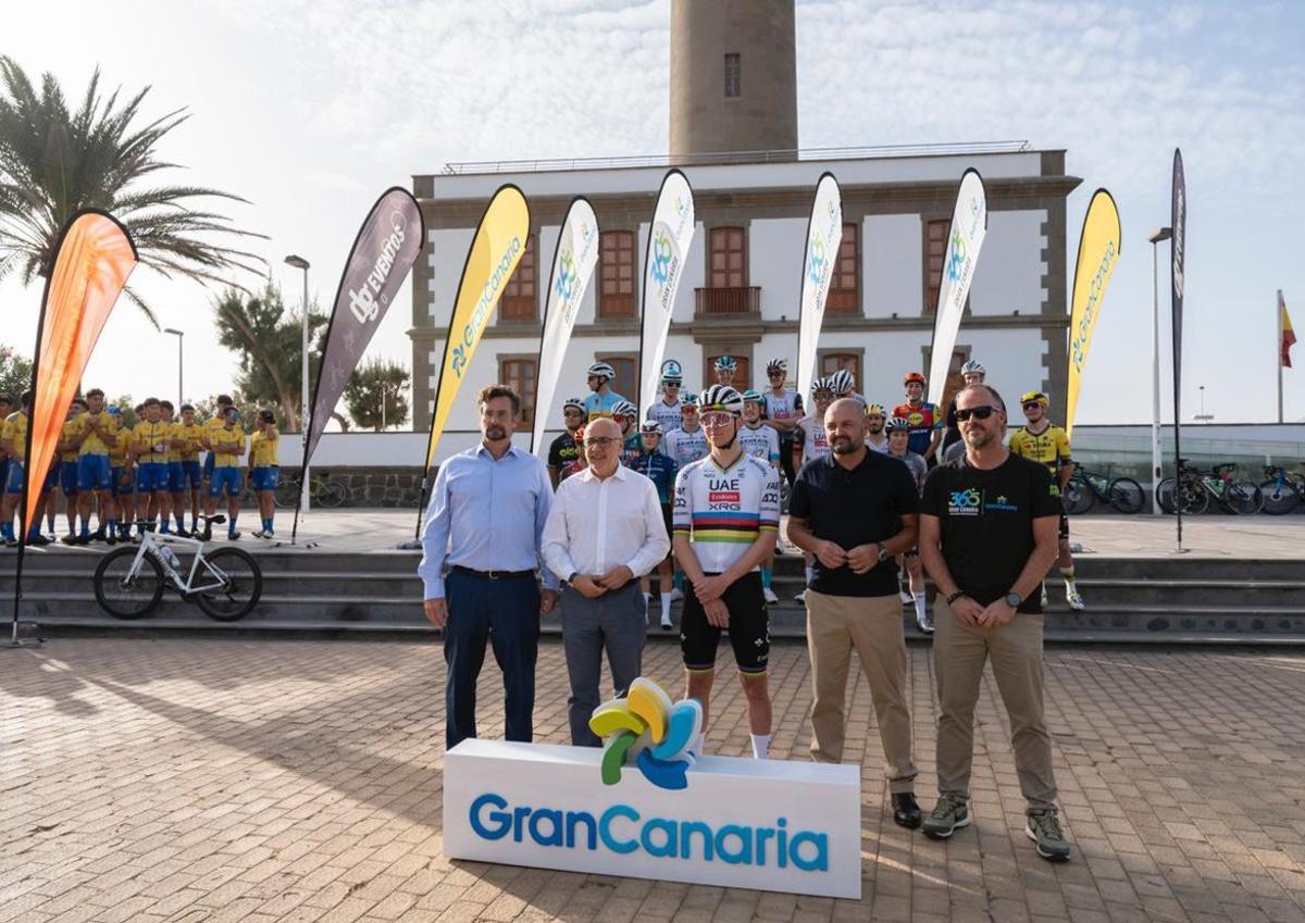 Autoridades y ciclistas élite posan durante la presentación de la iniciativa Gran Canaria 365. |  | DG EVENTOS