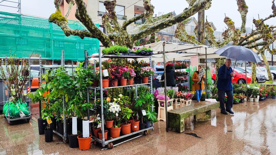 Uno de los pocos puestos que se pudo instalar ayer en Bueu en el mercadillo de Jueves Santo.