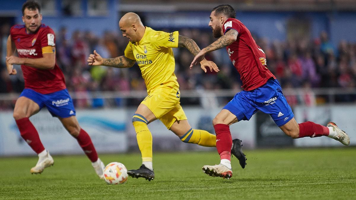 Sandro, ante Carmona, ayer, en el estadio Pinilla, en la acción en la que sufrió el pinchazo.