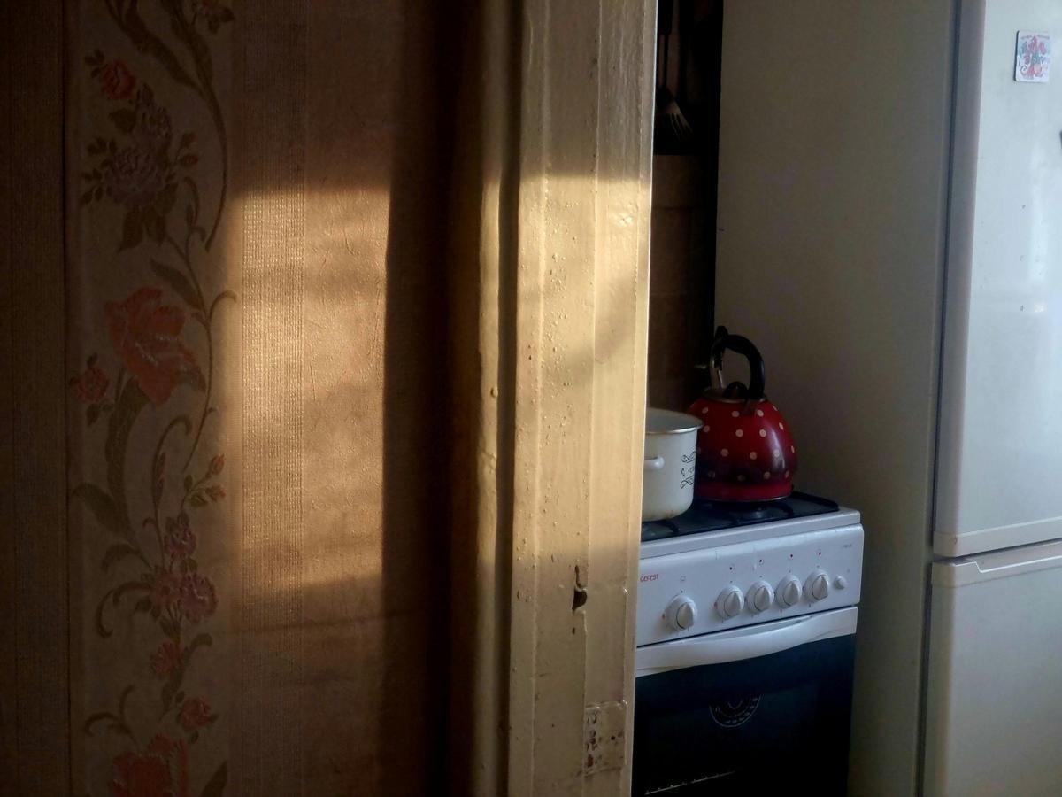 Una nevera colocada en una cocina junto al horno