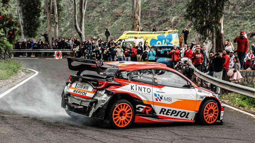 Varios aficionados presencian en primera fila el segundo día de test Rally Islas Canarias